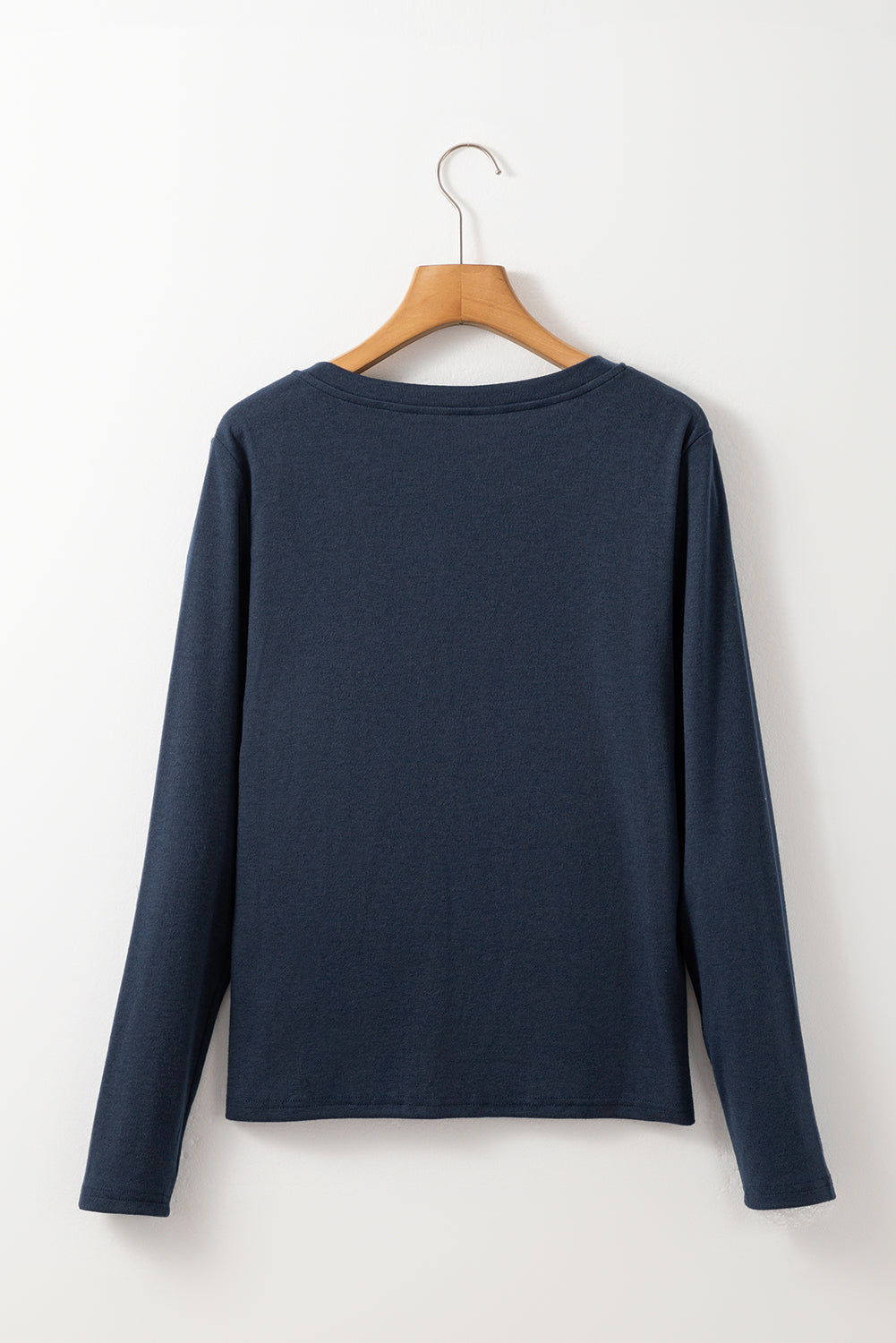 Camiseta de manga larga con cuello de pico, bolsillo y parche, color azul sucio