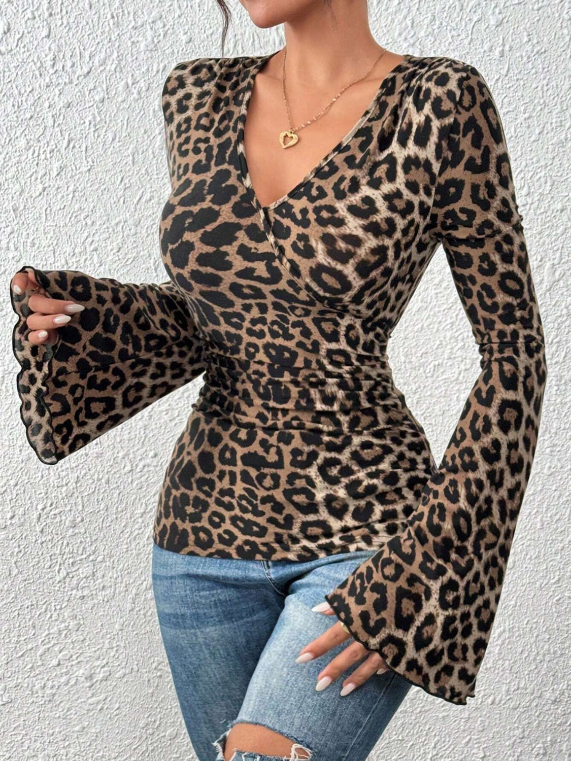 Top con mangas acampanadas y escote cruzado de leopardo