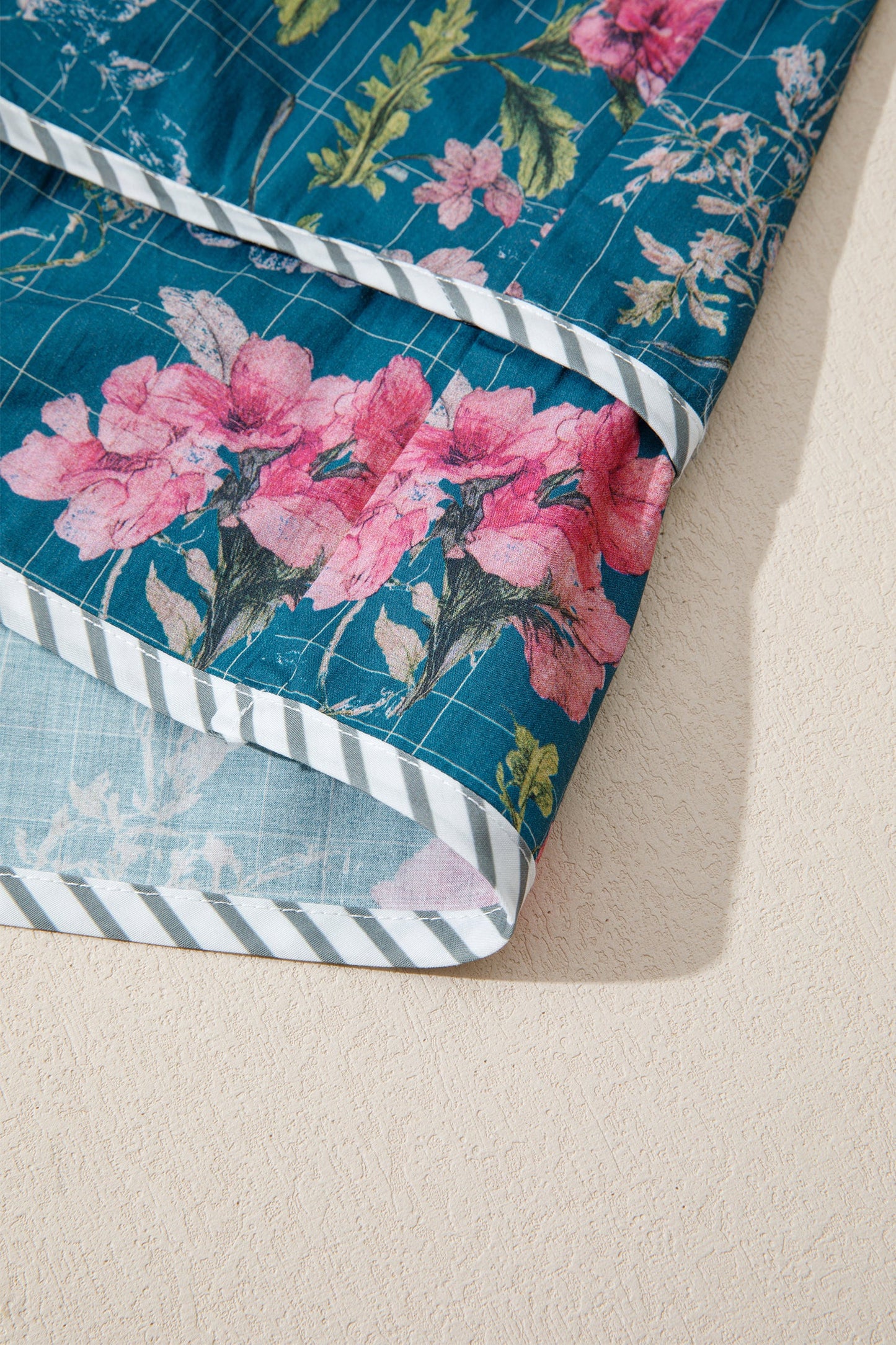 Blusa de manga larga abullonada con estampado floral azul cielo, canesú en contraste y ribete de rayas patchwork
