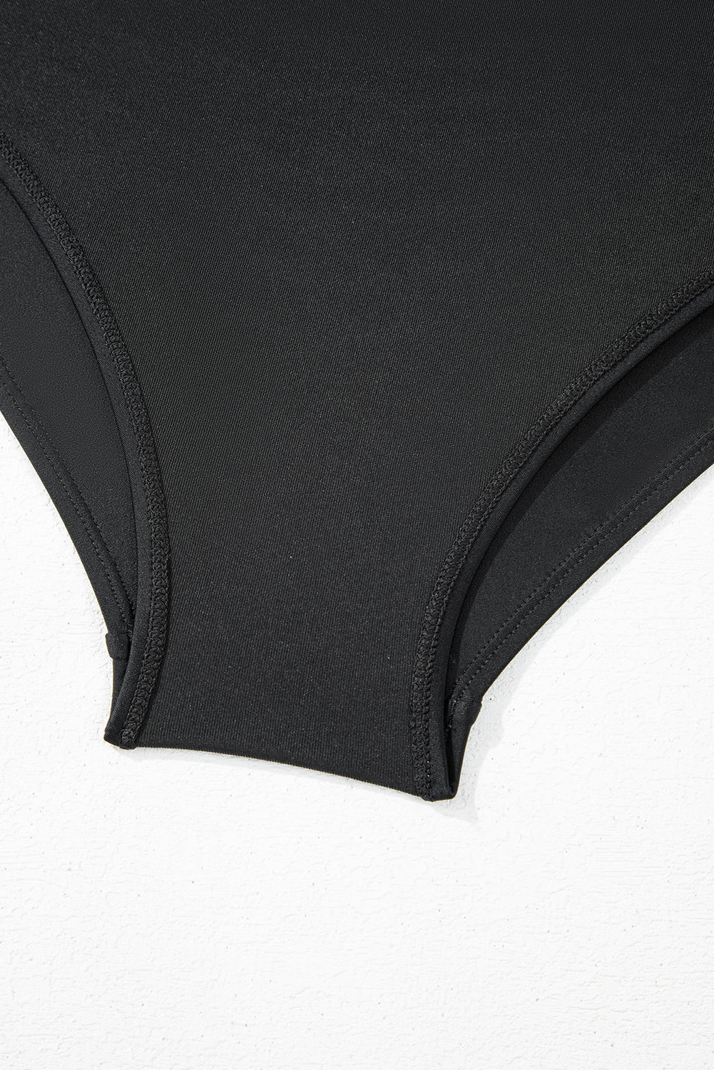 Pantalón corto de playa con cordón y ribete festoneado en negro