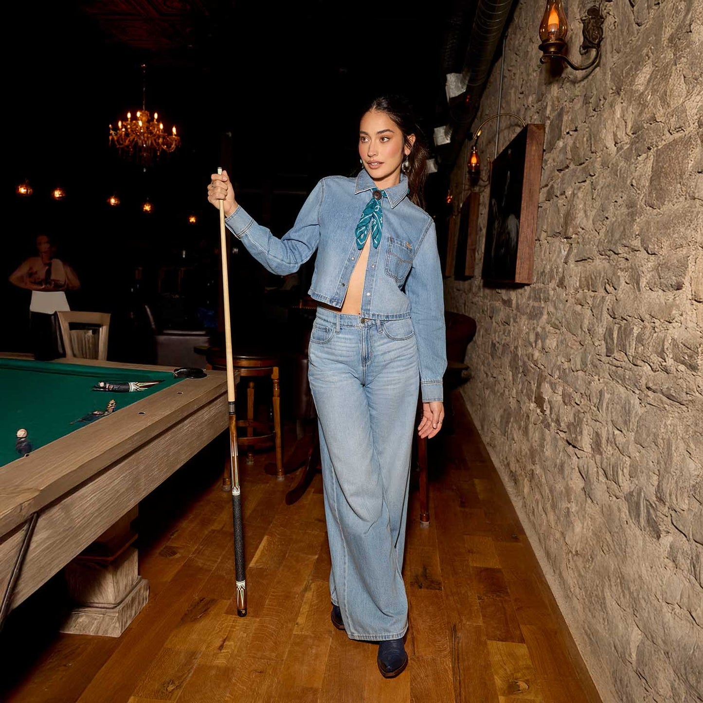 Camisa vaquera corta Ariat Western cómoda con broches para mujer