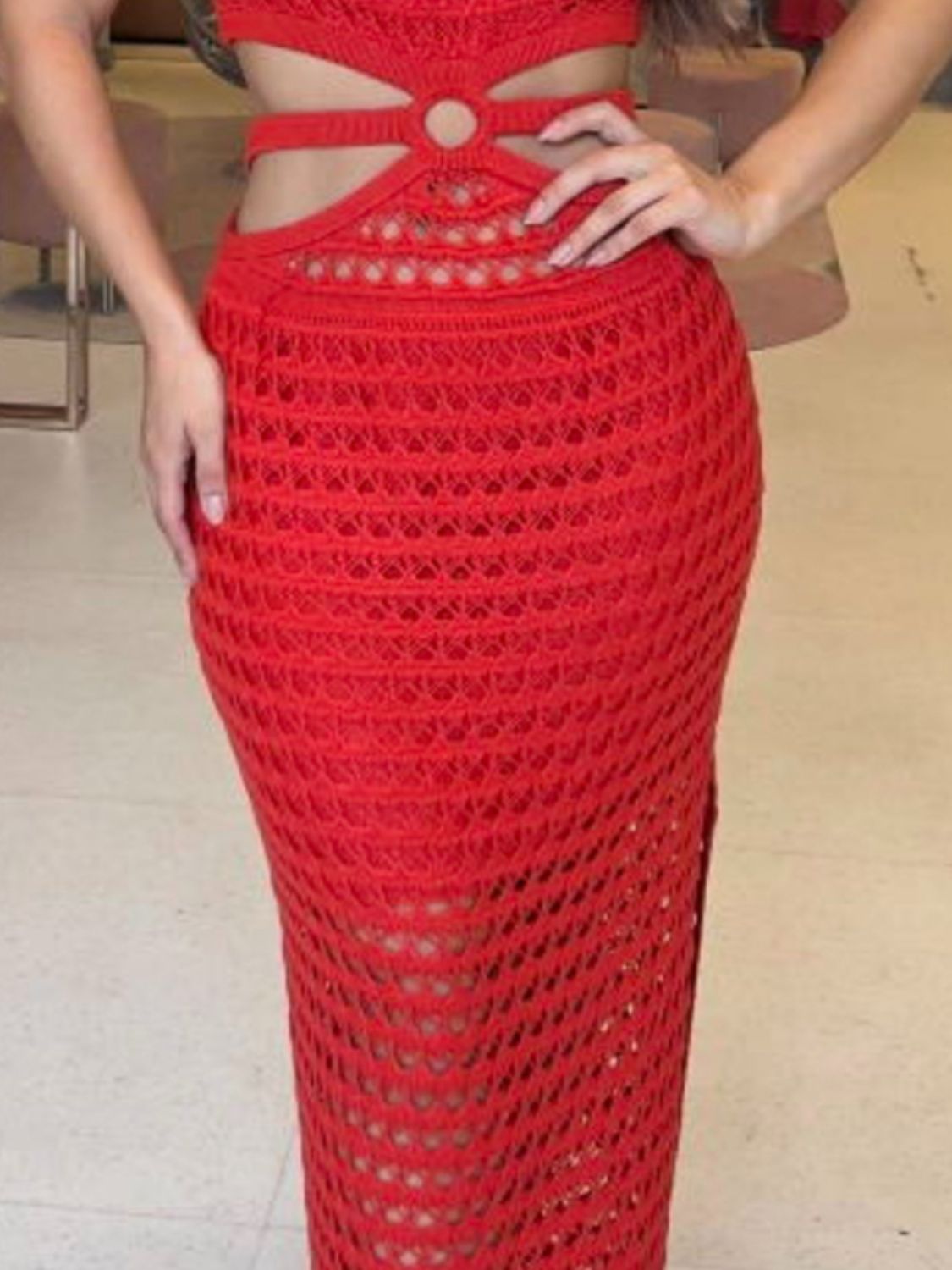 Vestido de punto con cuello redondo, aberturas y corte sin hombros