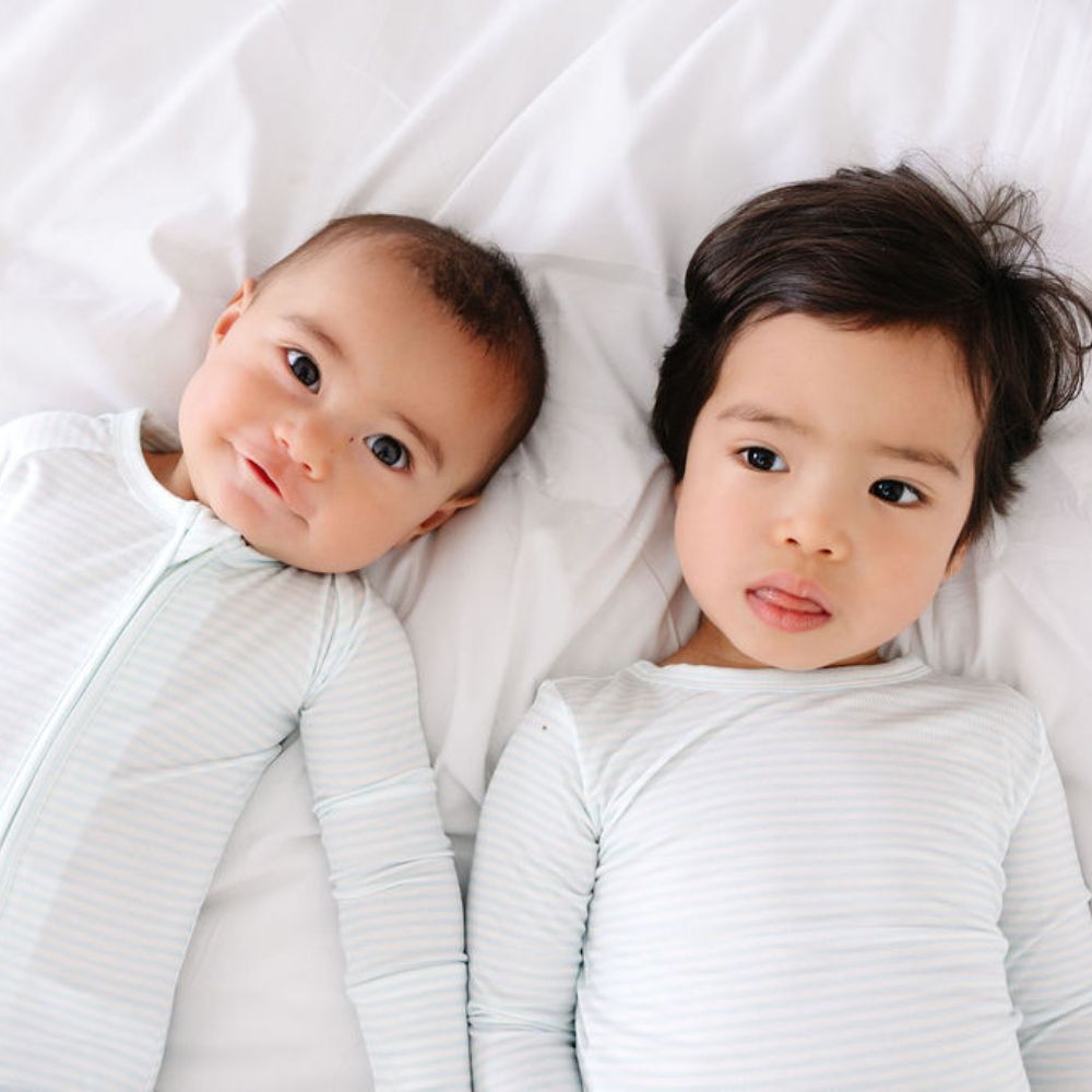 Pijama de bambú de dos piezas a rayas de nubes para niños pequeños