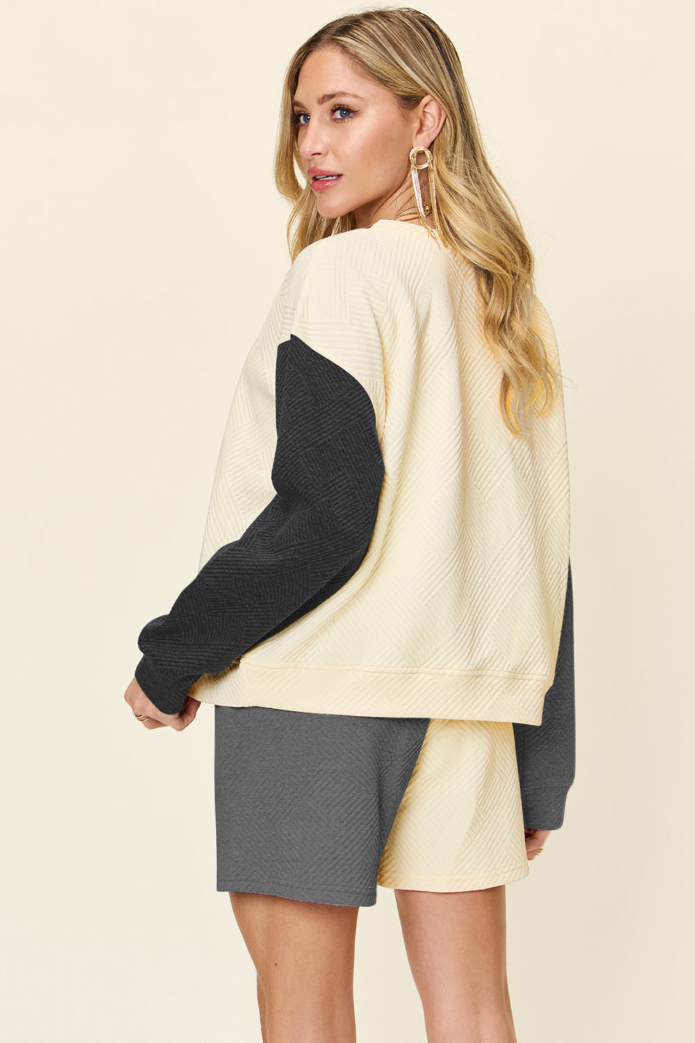 Conjunto de top con hombros caídos y shorts Double Take de talla completa con contraste