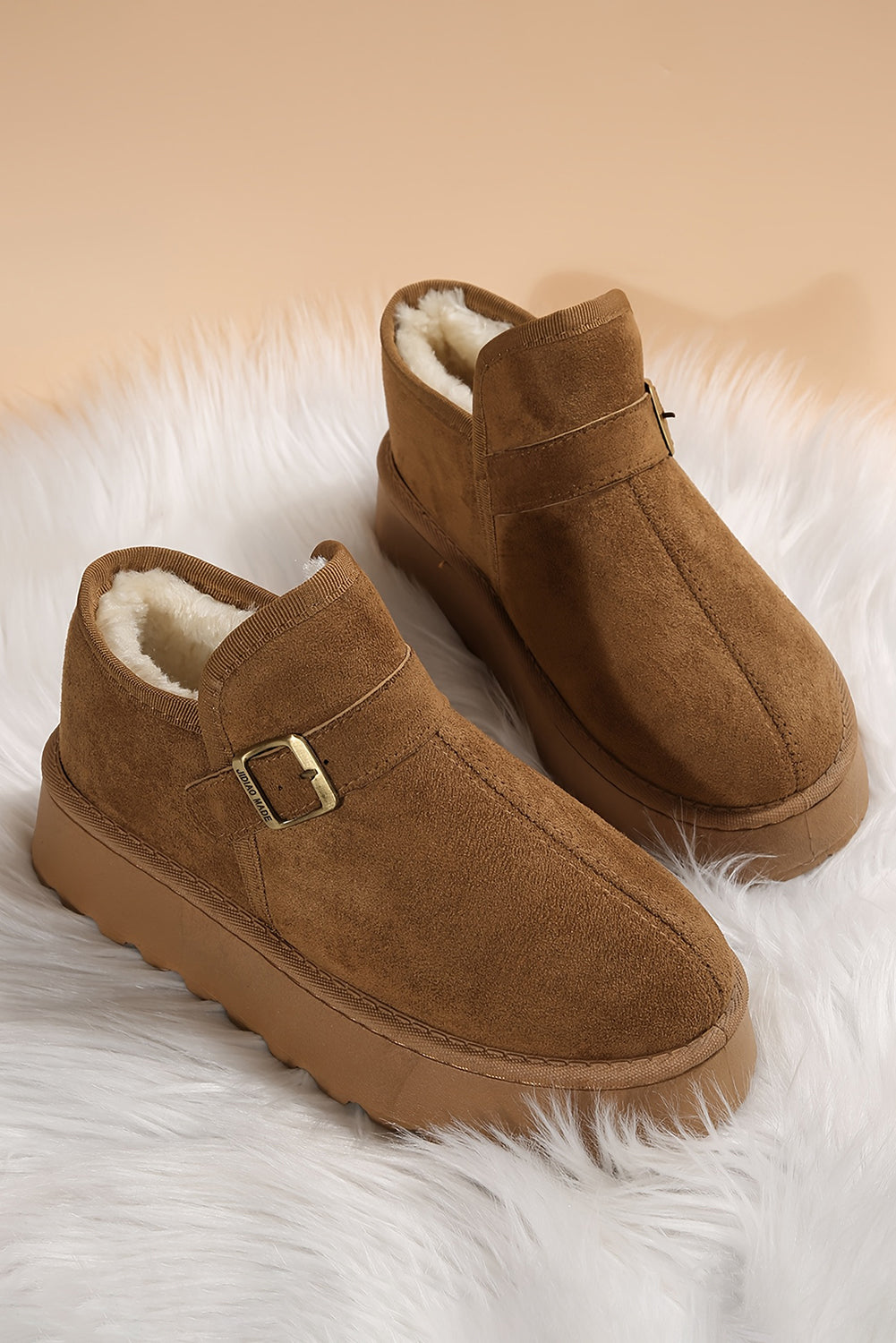 Botas de invierno cómodas con plataforma, puntera redonda y detalle de hebilla en color café