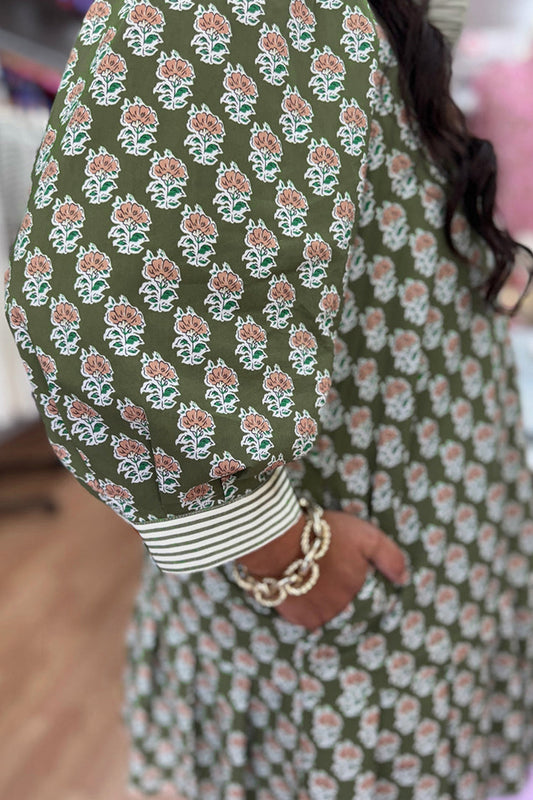 Vestido floral de talla grande con cuello con volantes, mangas 3/4 y rayas en contraste verdes
