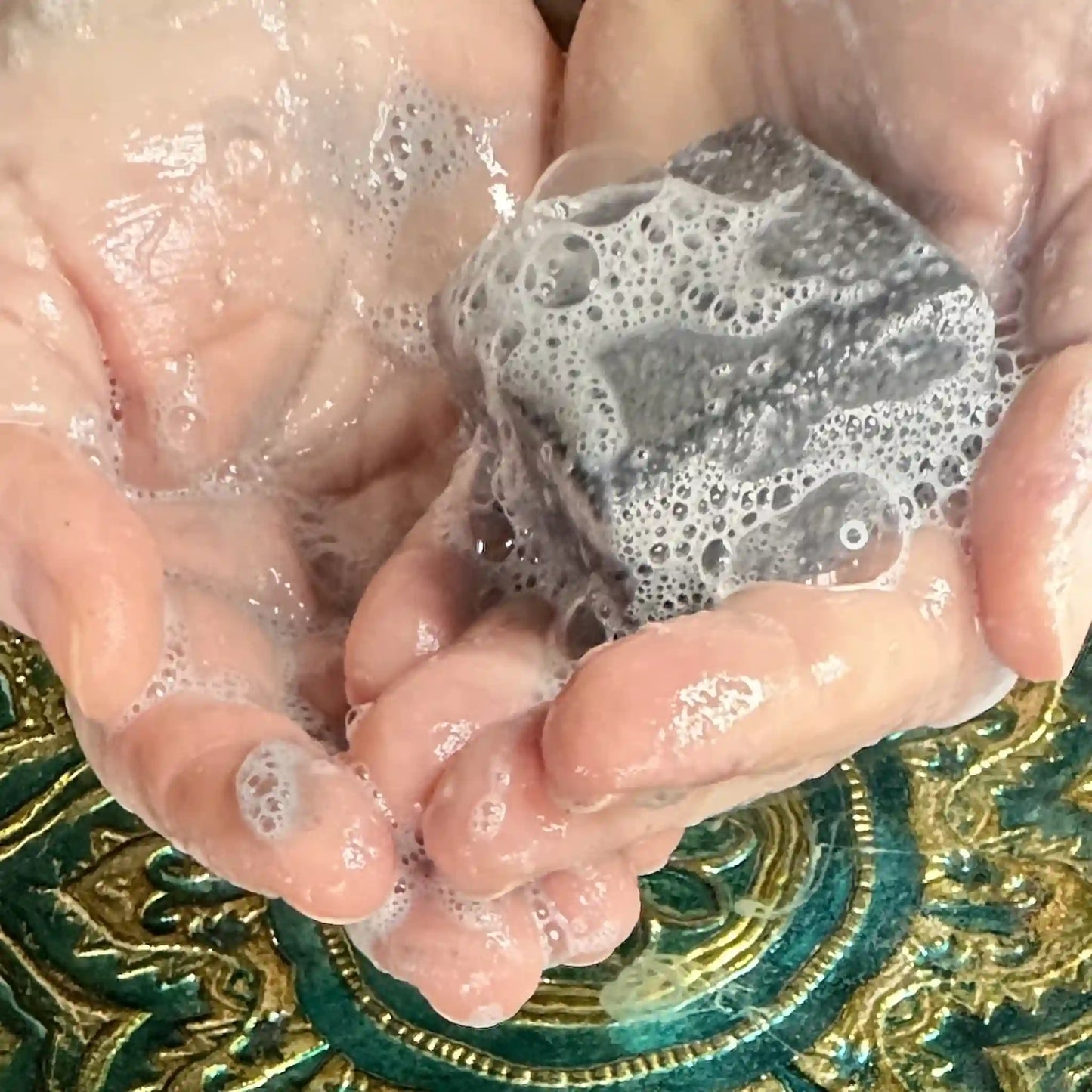 Jabón facial de arcilla negra con carbón activado + hematita + aloe vera