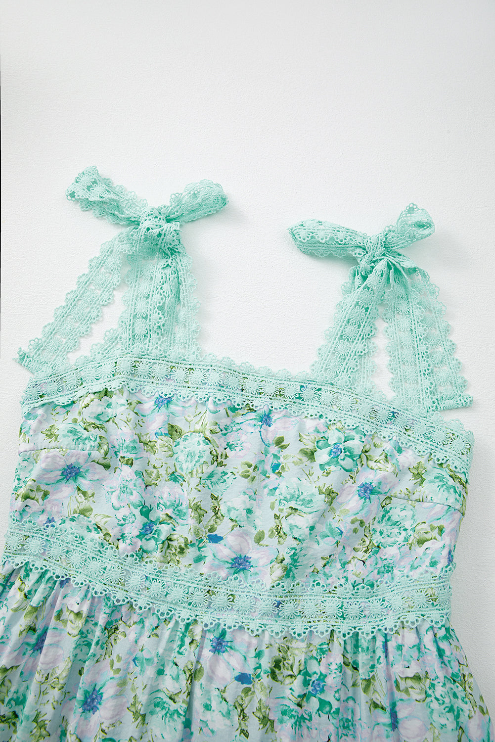 Vestido largo con tirantes anudados de encaje floral verde y corte imperio