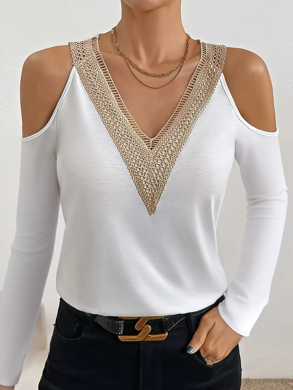 Camiseta de manga larga con cuello de pico y hombros descubiertos