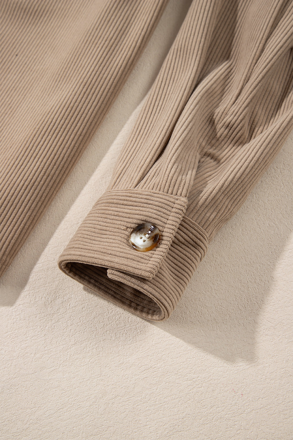 Chaqueta camisa de pana con capucha, cordón ajustable y bolsillos, color caqui claro