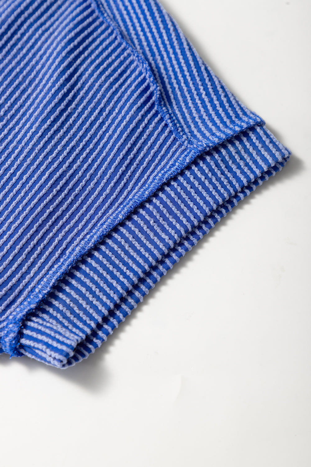 Camiseta blanca de punto acanalado arrugado con cuello redondo