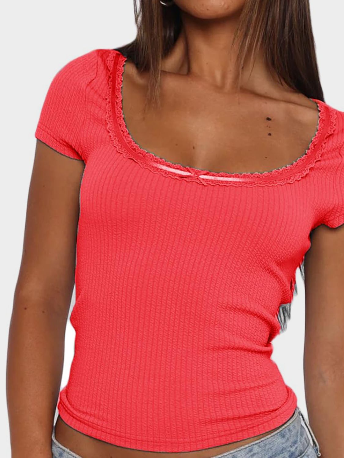 Camiseta de manga corta con cuello redondo y detalles de encaje