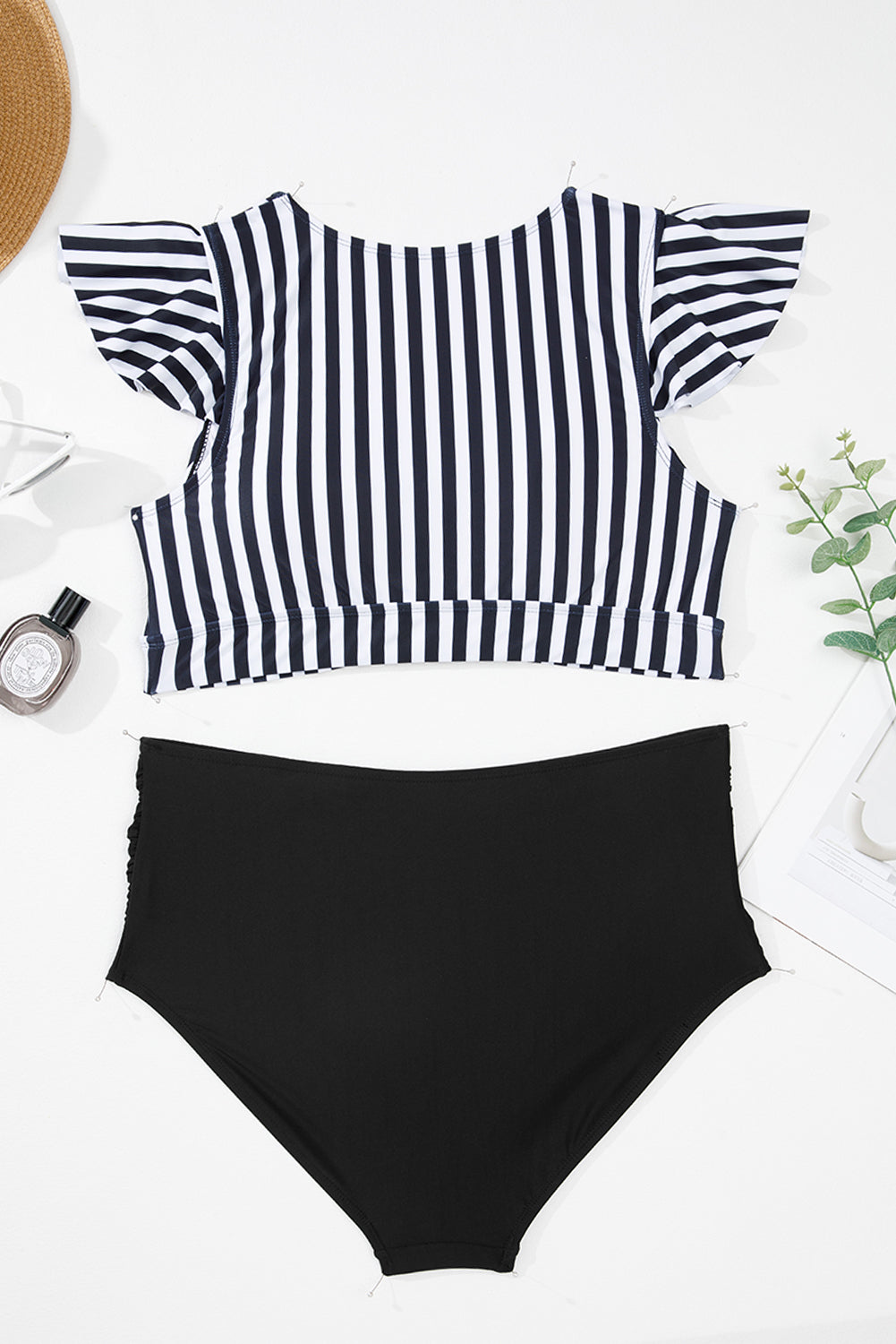 Traje de baño de 2 piezas a rayas negras de talla grande con nudo, abertura, manga con volantes y cintura alta