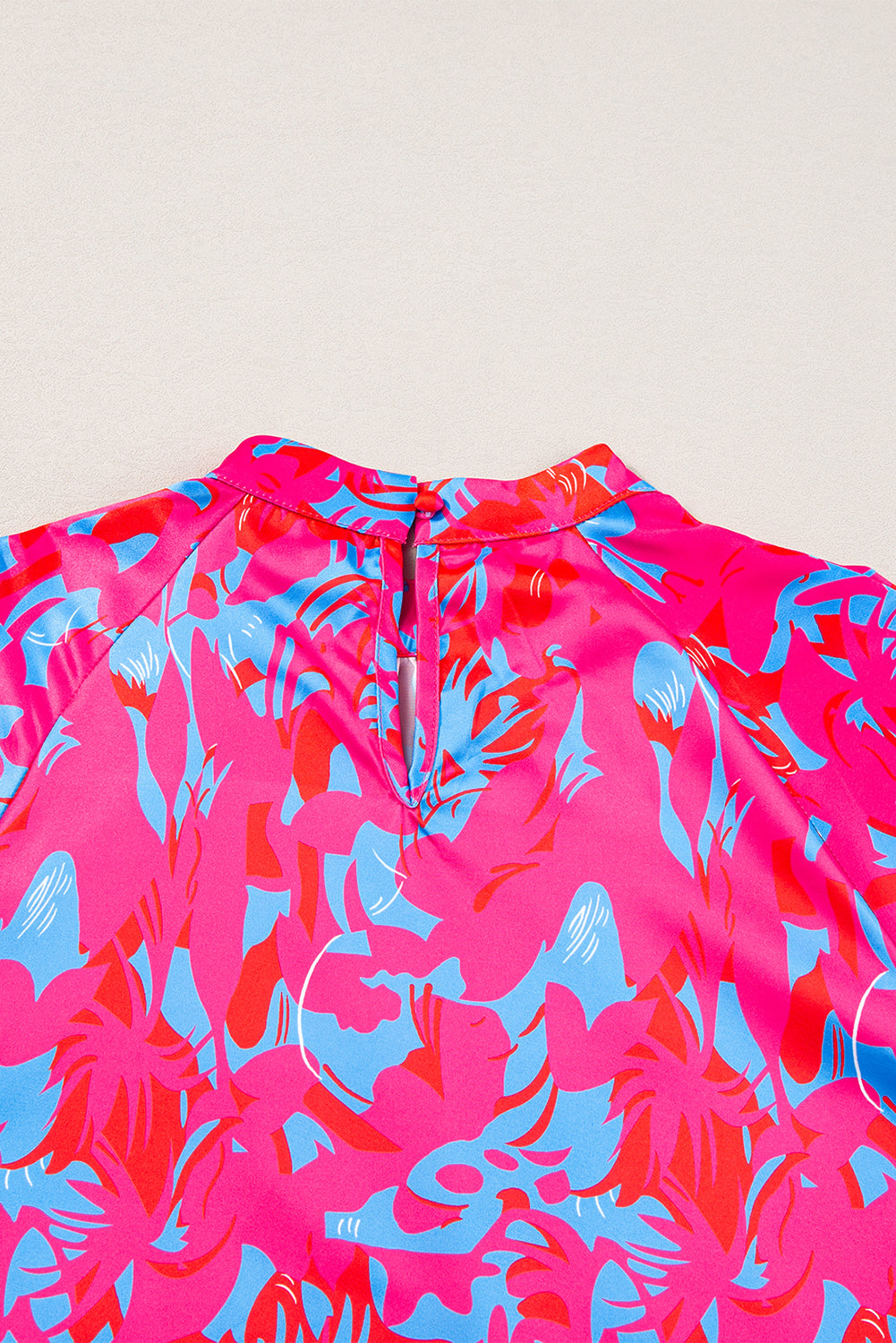 Blusa morada con estampado, mangas abullonadas y cuello alto