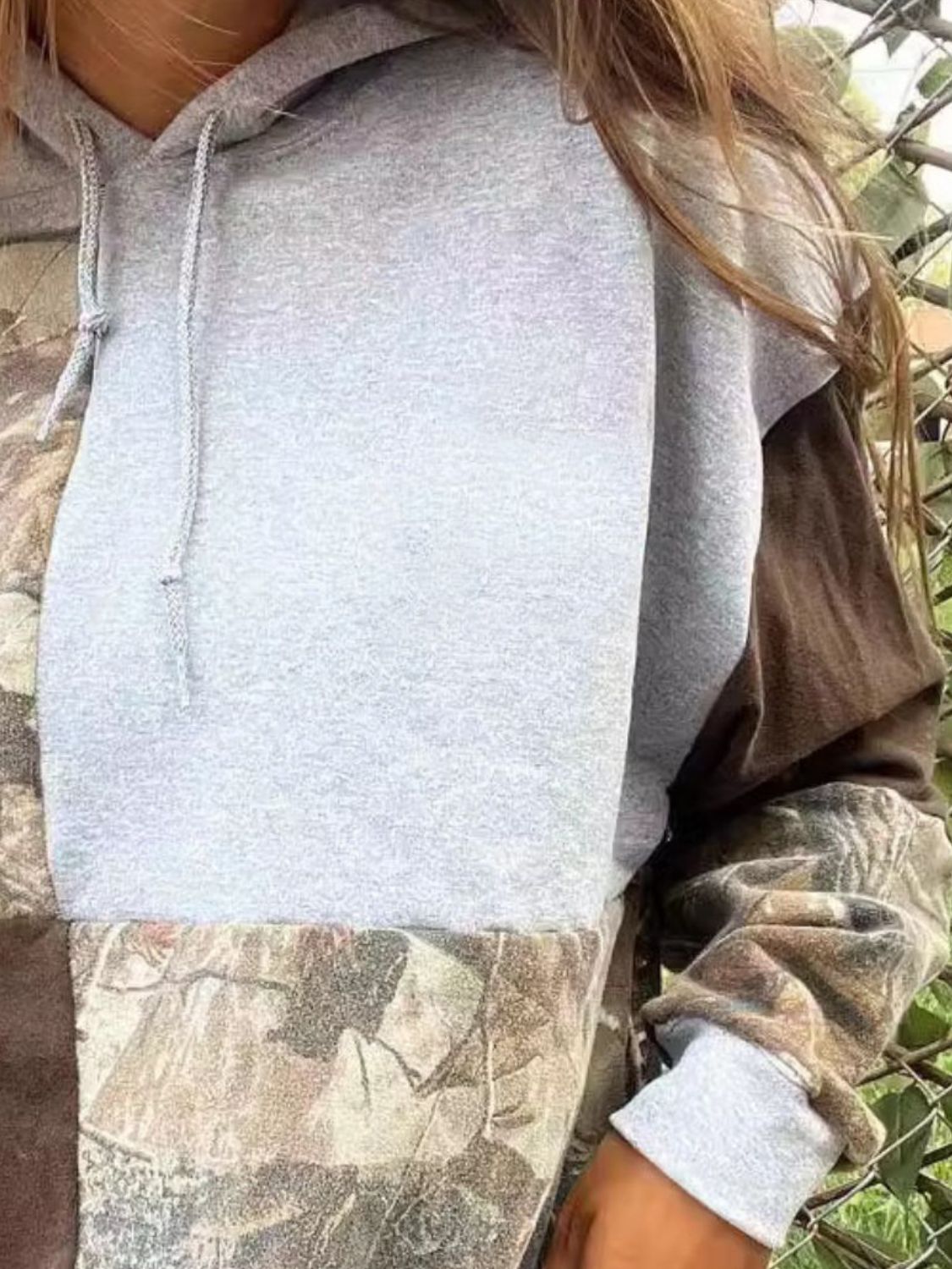 Sudadera con capucha de manga larga con retazos y cordón de tamaño completo