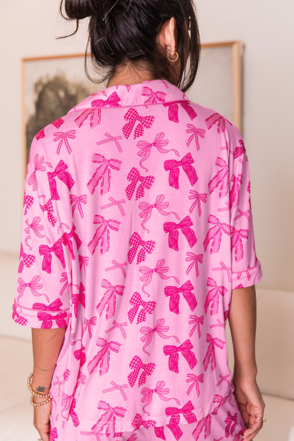 Pijama de camisa de manga media y pantalones cortos con estampado de lazo rosa