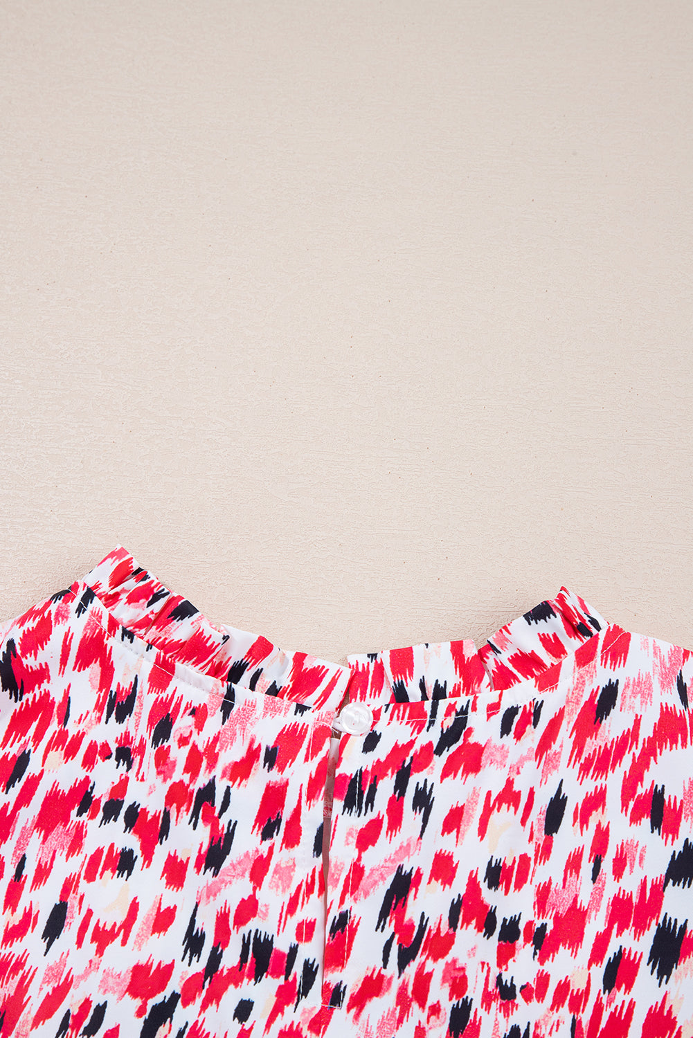 Blusa roja con volantes, estampado floral mixto y manga casquillo
