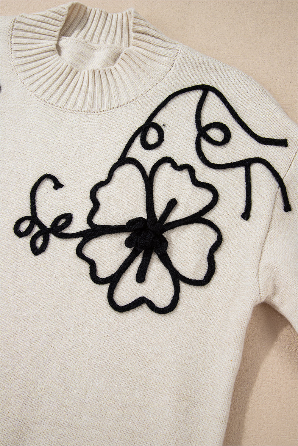 Suéter con cuello falso y bordado de flores beige