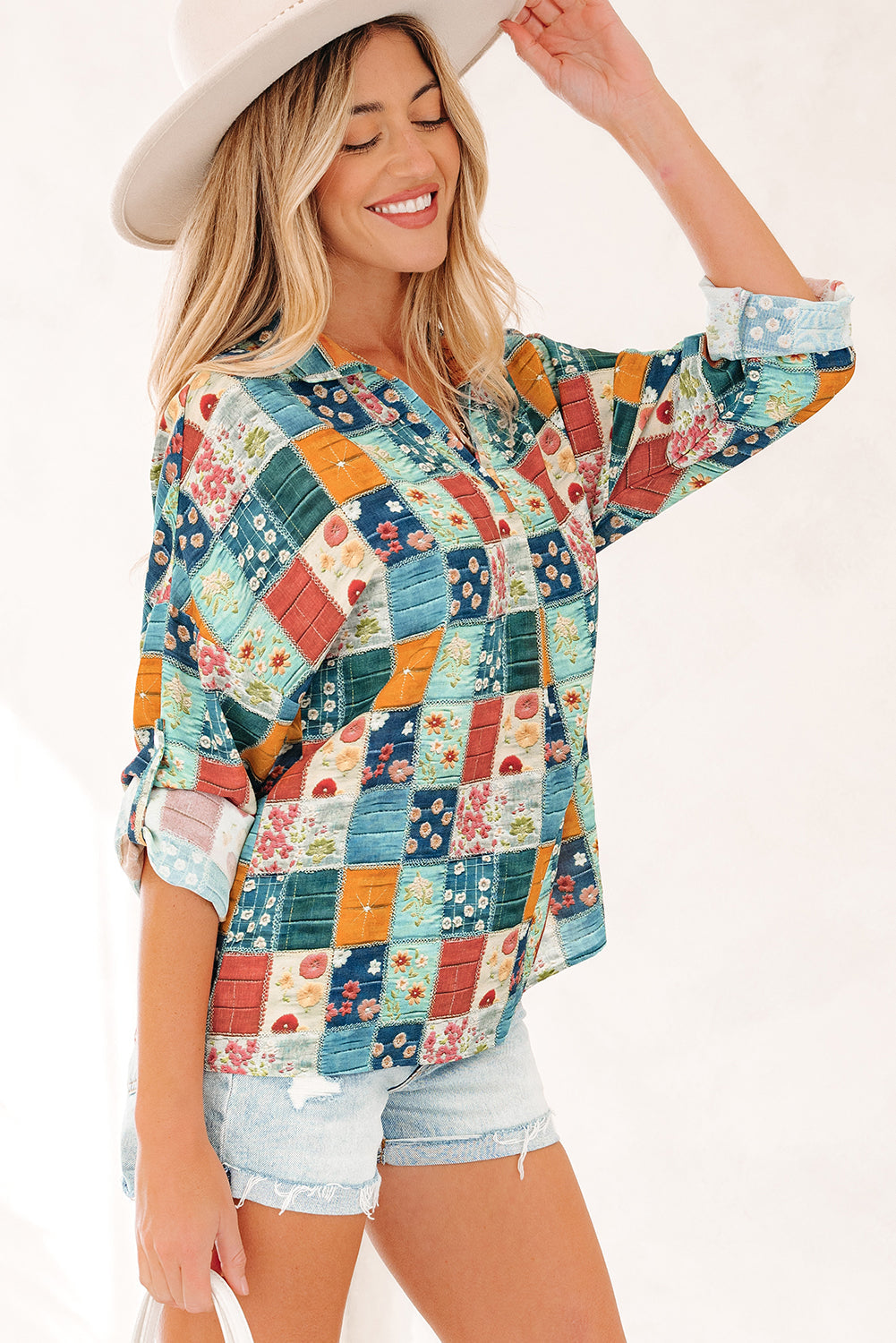 Blusa holgada con cuello, escote en V, mangas enrollables y estampado floral celeste