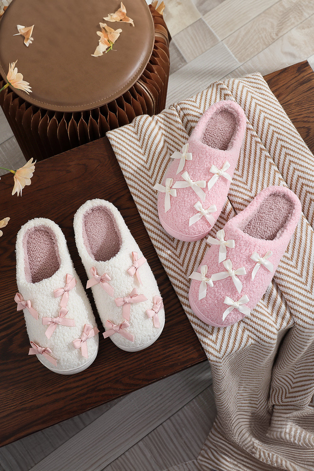 Pantufla afelpada blanca de casa con moño acanalado