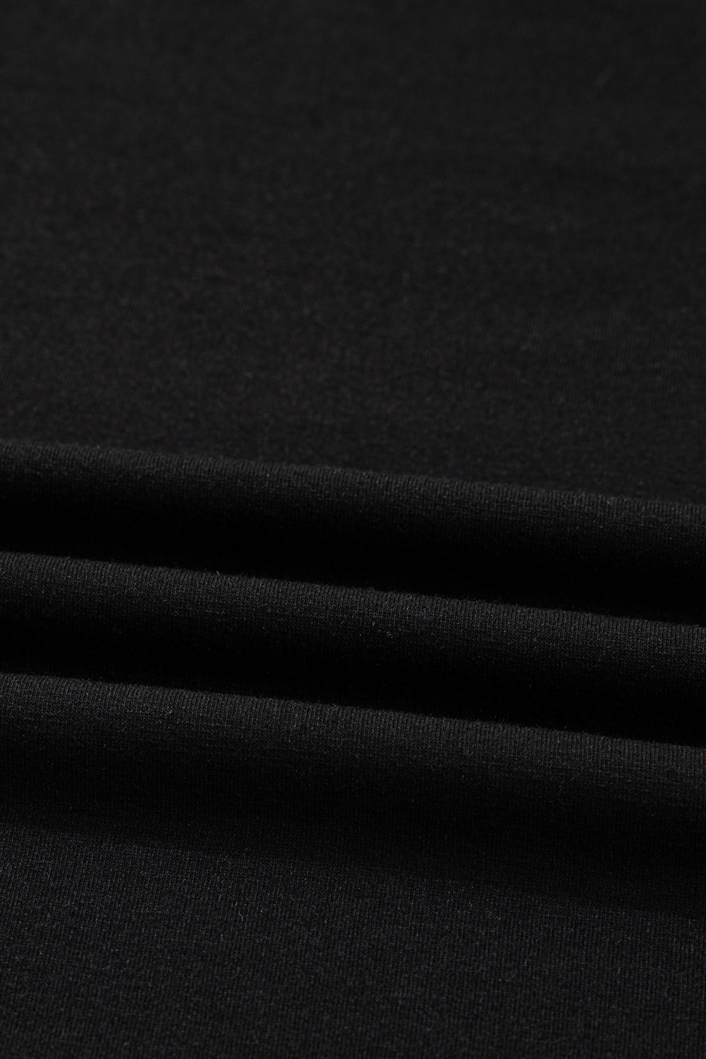 Blusa de Talla Grande con Estampado de Lazo Negro y Mangas de Retazos