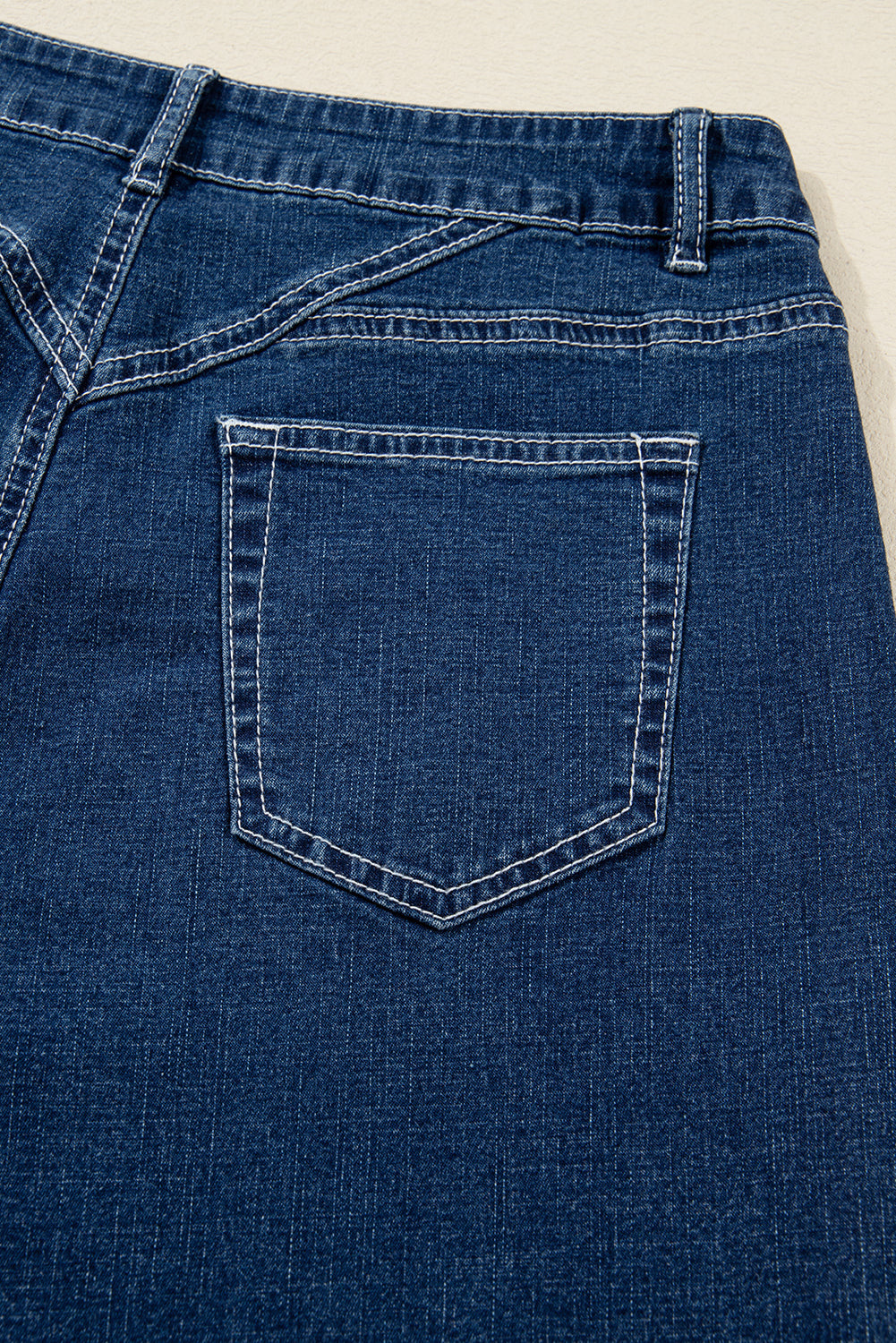Vaqueros azules con pespuntes, detalle en la cintura y dobladillo vuelto