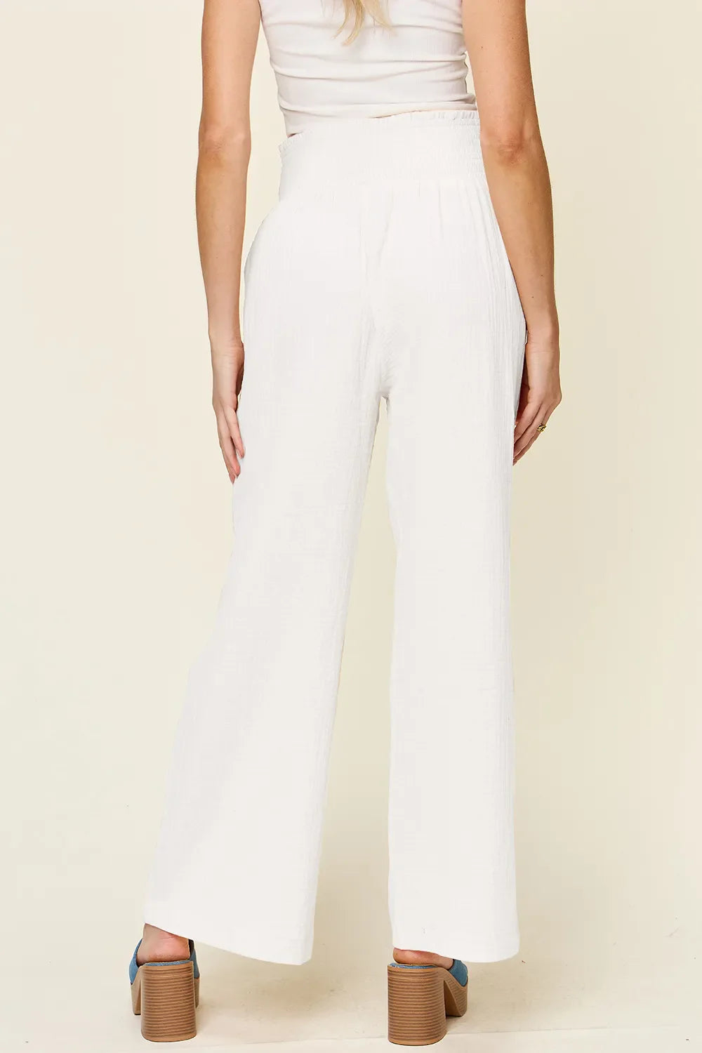 Pantalones anchos con cintura smock y textura de Double Take