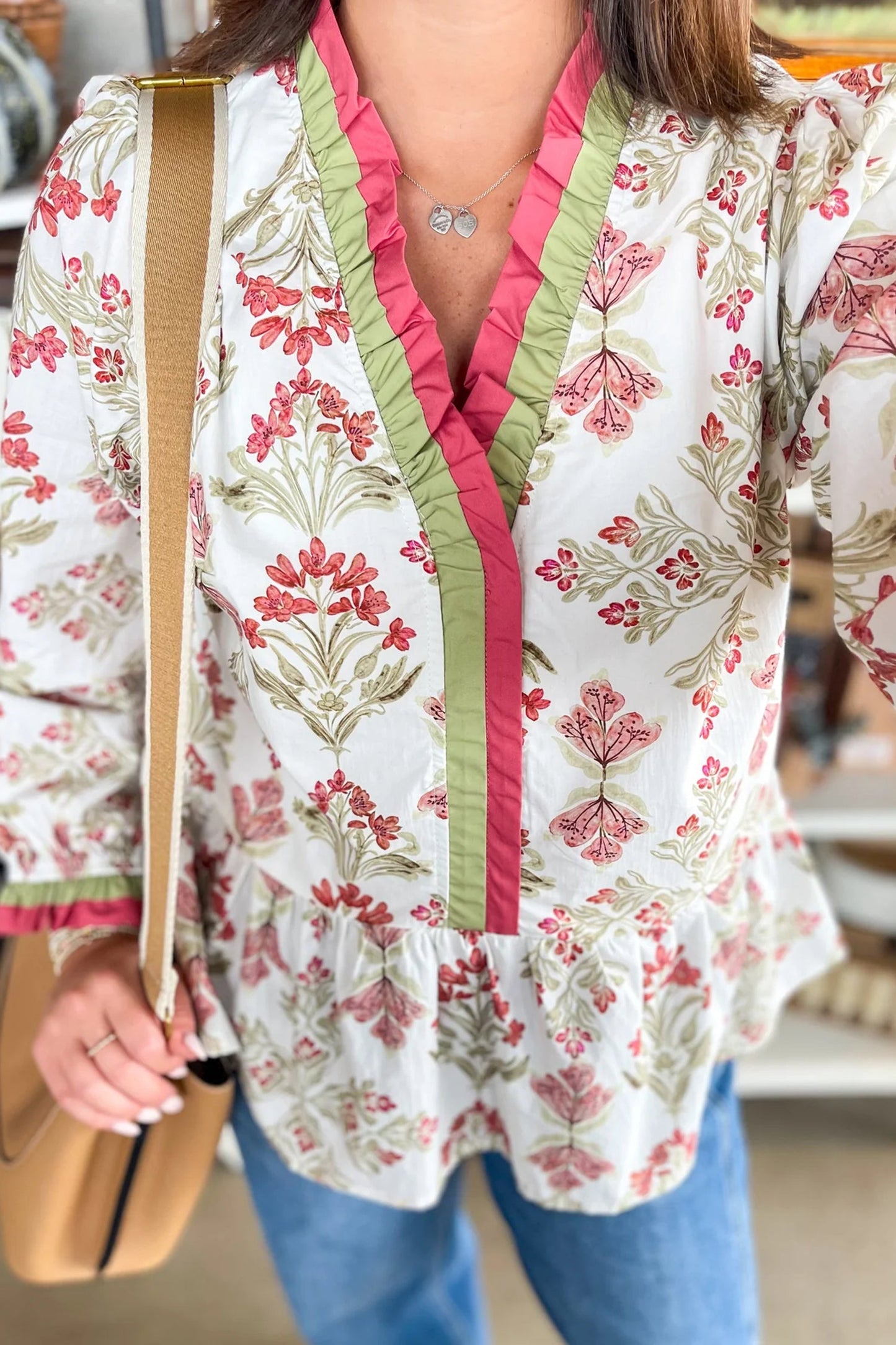Top peplum con estampado floral, volantes, bloque de color y cuello en V de manga larga