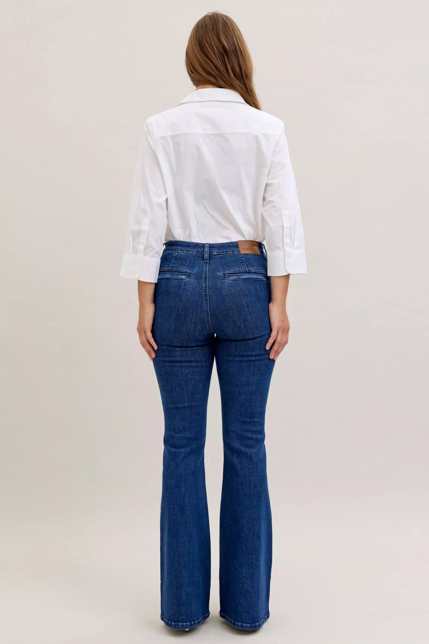 Vaqueros de campana de talle alto Judy Blue con bolsillos delanteros de parche