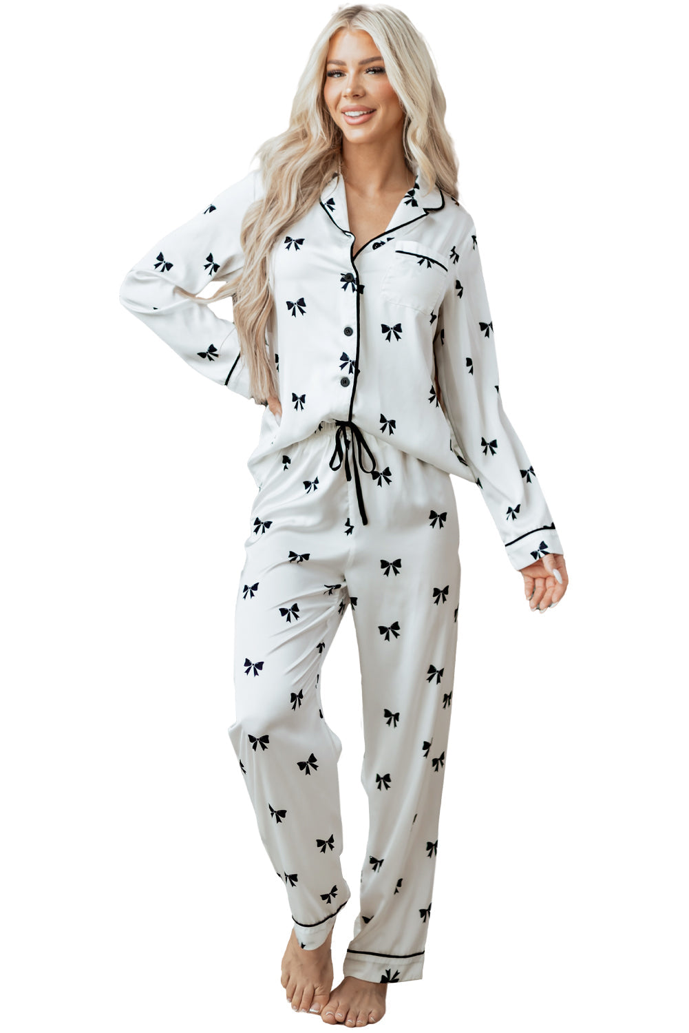 Pijama de dos piezas con estampado de lazos blancos