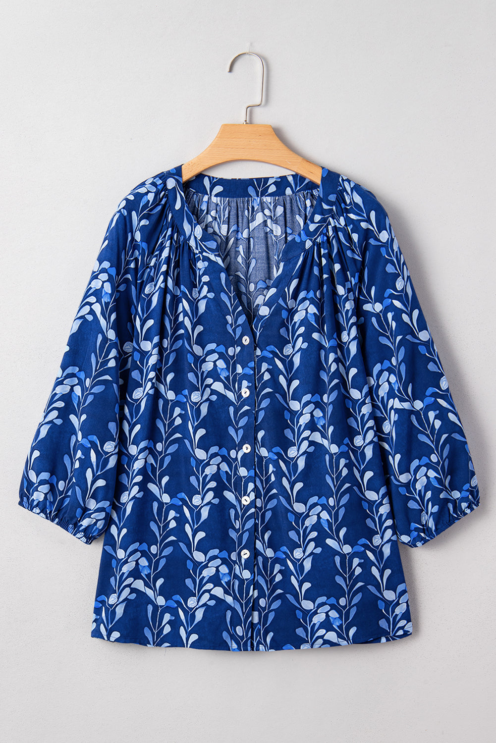 Blusa de manga tres cuartos con estampado botánico azul y cuello con escote en V