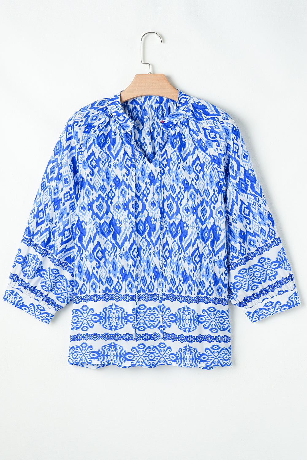 Blusa azul bohemia estampada con cuello anudado y manga 3/4