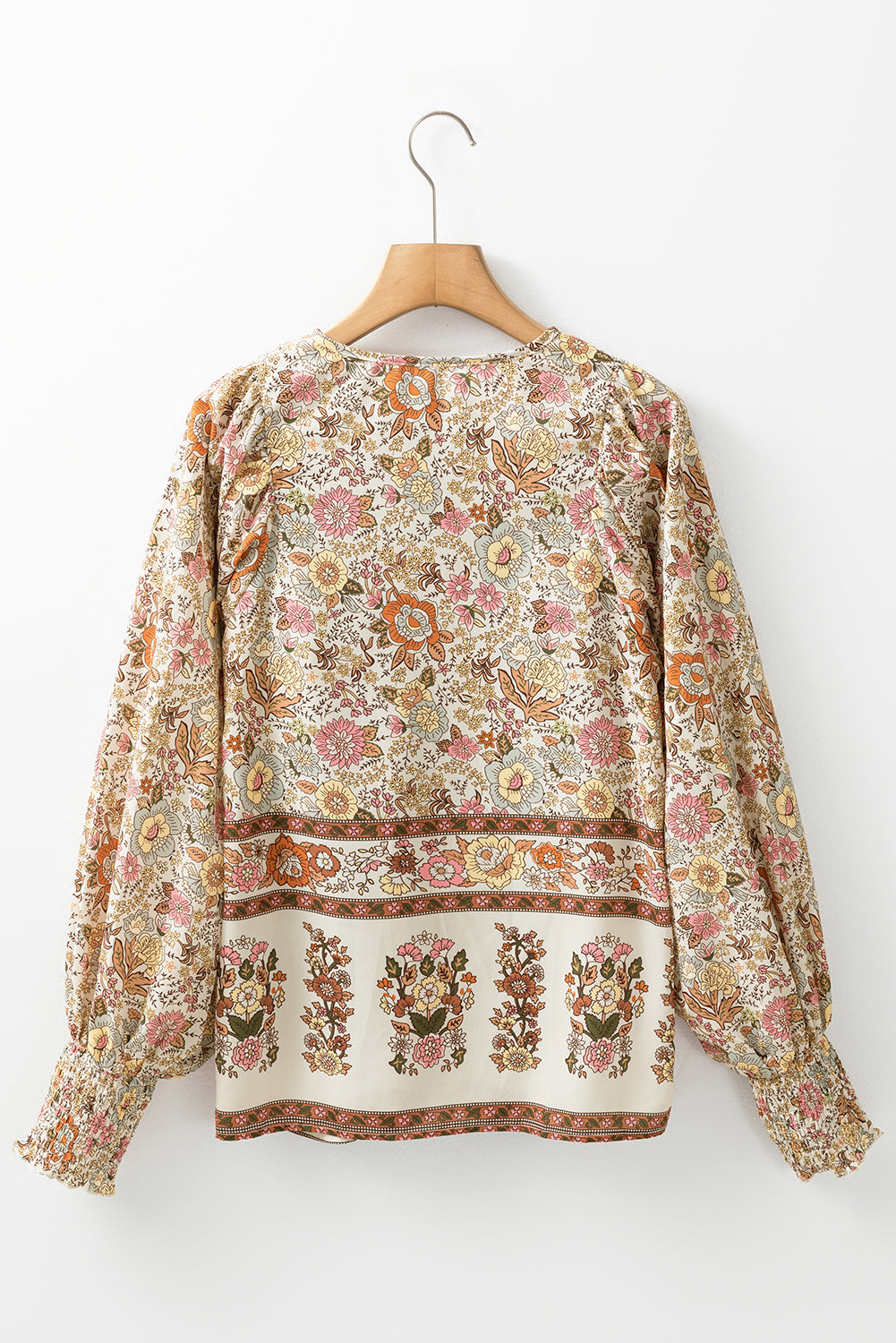 Blusa con estampado floral amarillo, lazo en el cuello y mangas farol