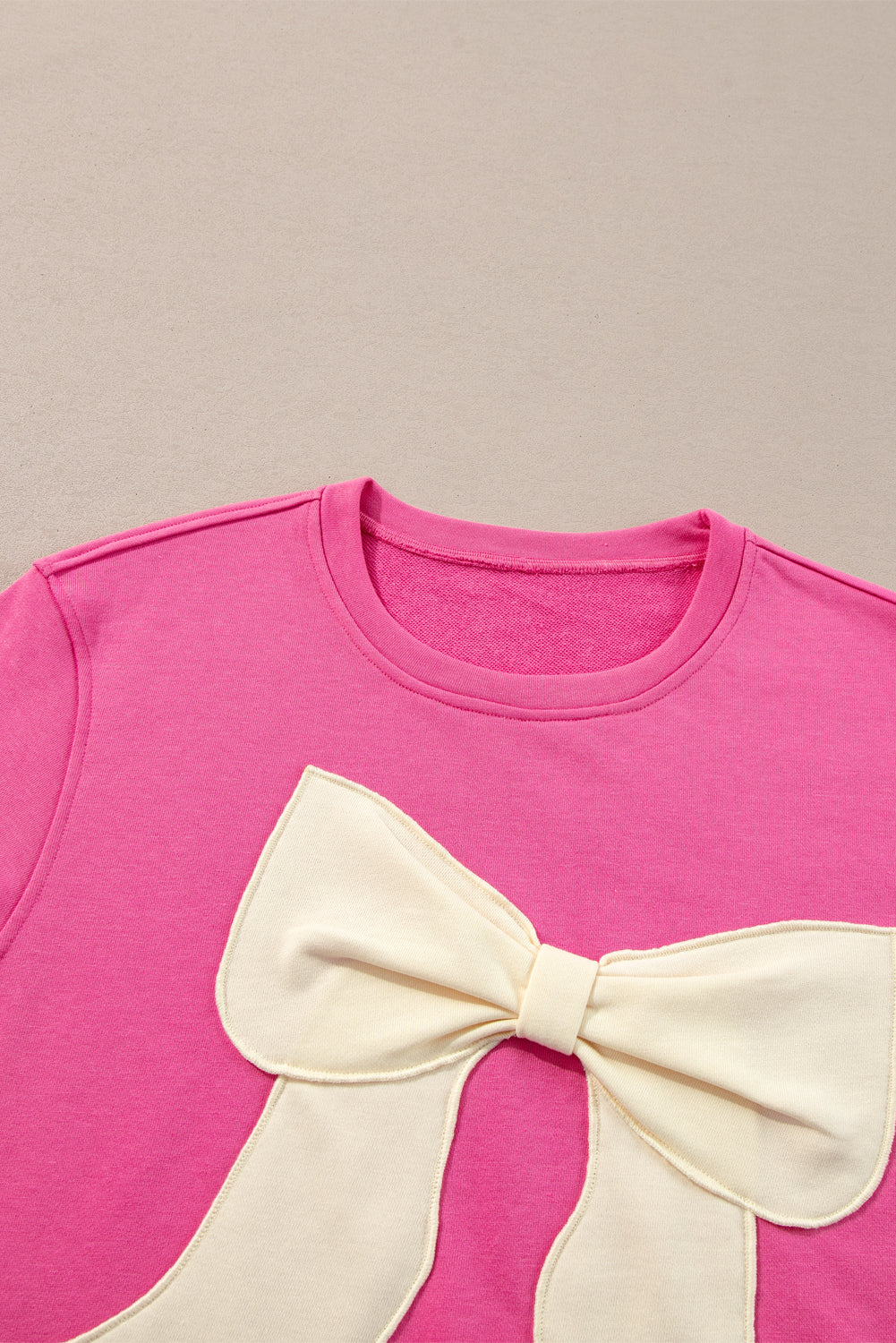 Camiseta suelta con lazo delantero de cinta de color de contraste rosa fresa con aberturas