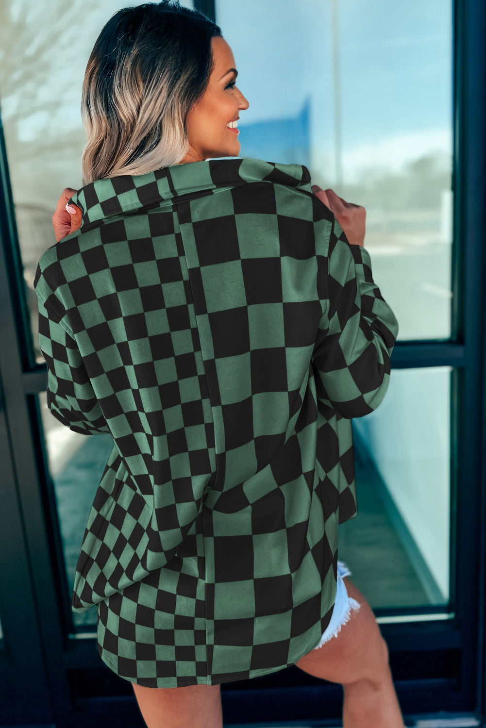Chaqueta tipo camisa con botones, solapa de cuadros verdes y bolsillos