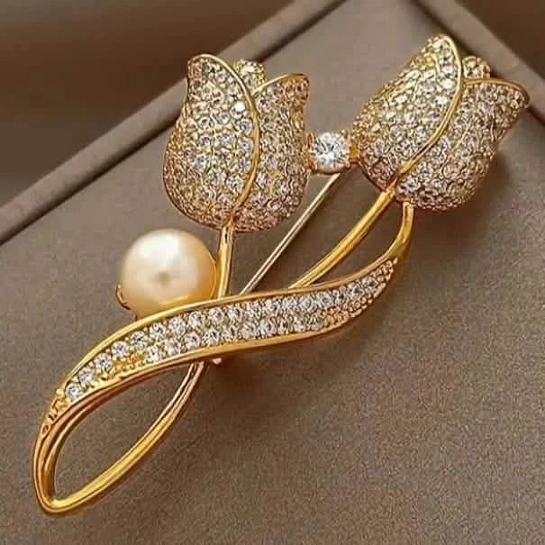 Exquisite Tulip-Shaped Faux Pearl Brooch Adorned with Artificial Diamond