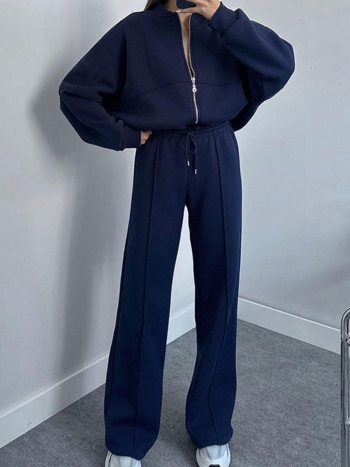 Conjunto de top con cremallera y cuello estilo béisbol y pantalones con cordón