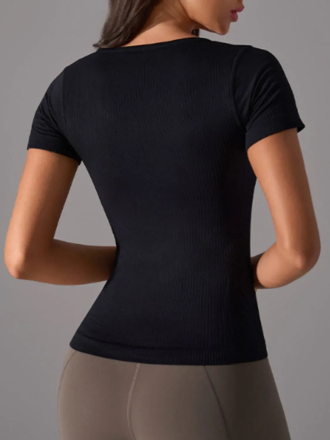 Camiseta deportiva de cuello cuadrado con almohadillas pectorales desmontables