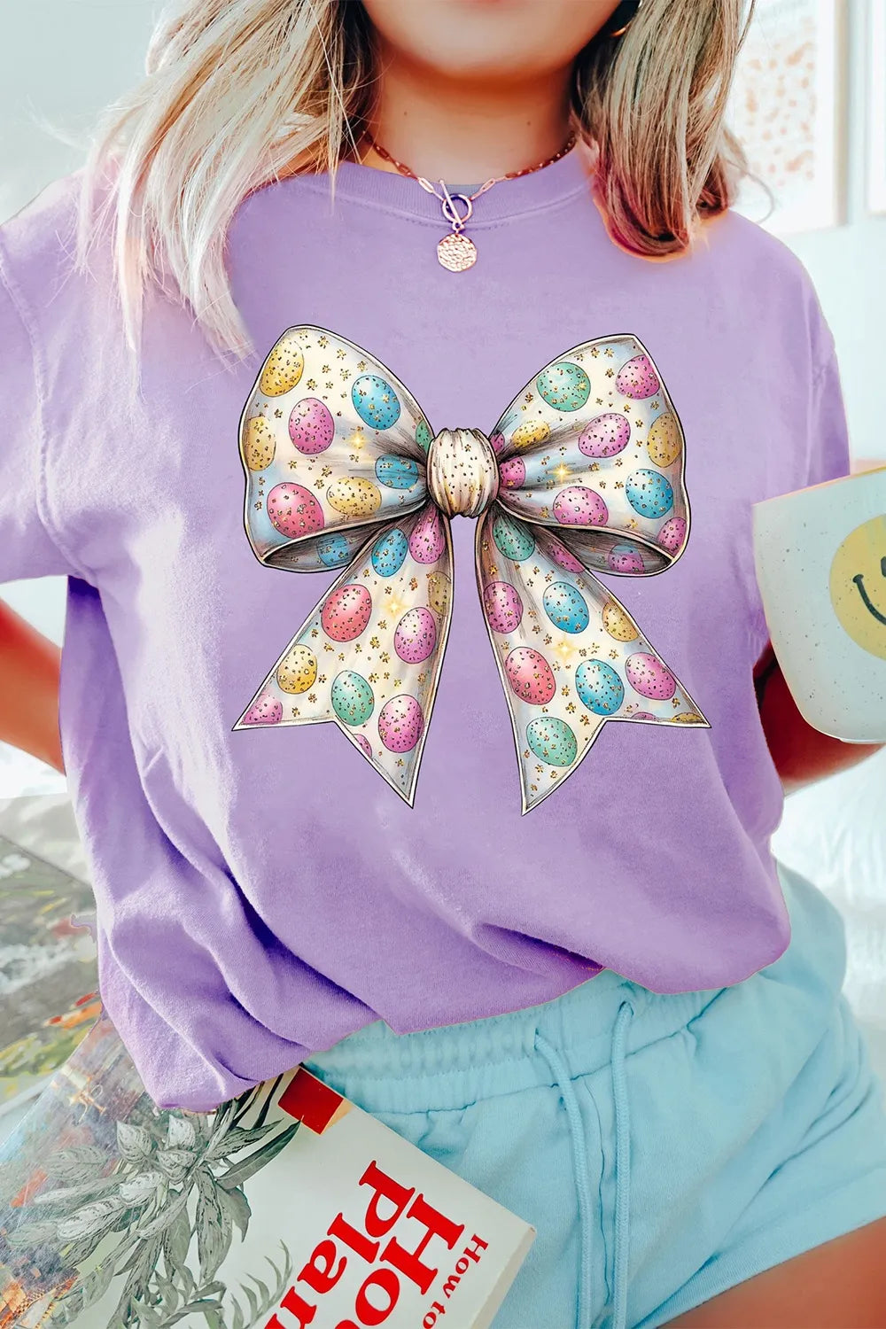 Camiseta de manga corta con cuello redondo y estampado de lazo