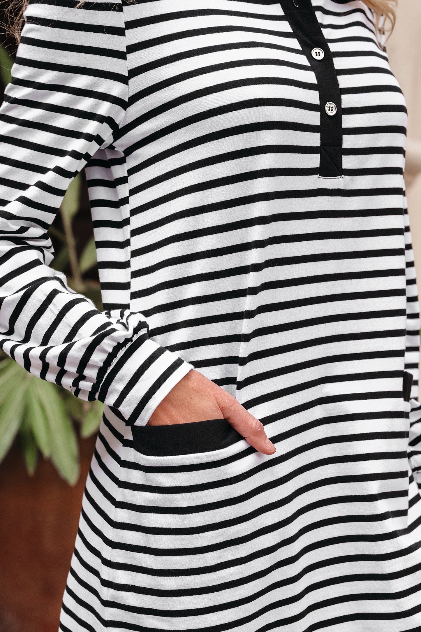 Vestido camisero de manga larga con cuello y botones frontales de rayas blancas con bolsillos