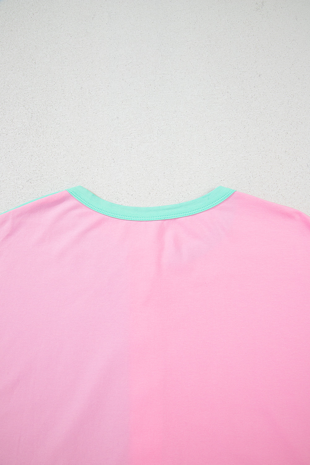 Camiseta Henley de manga corta con bloques de color verde menta y medio abotonado