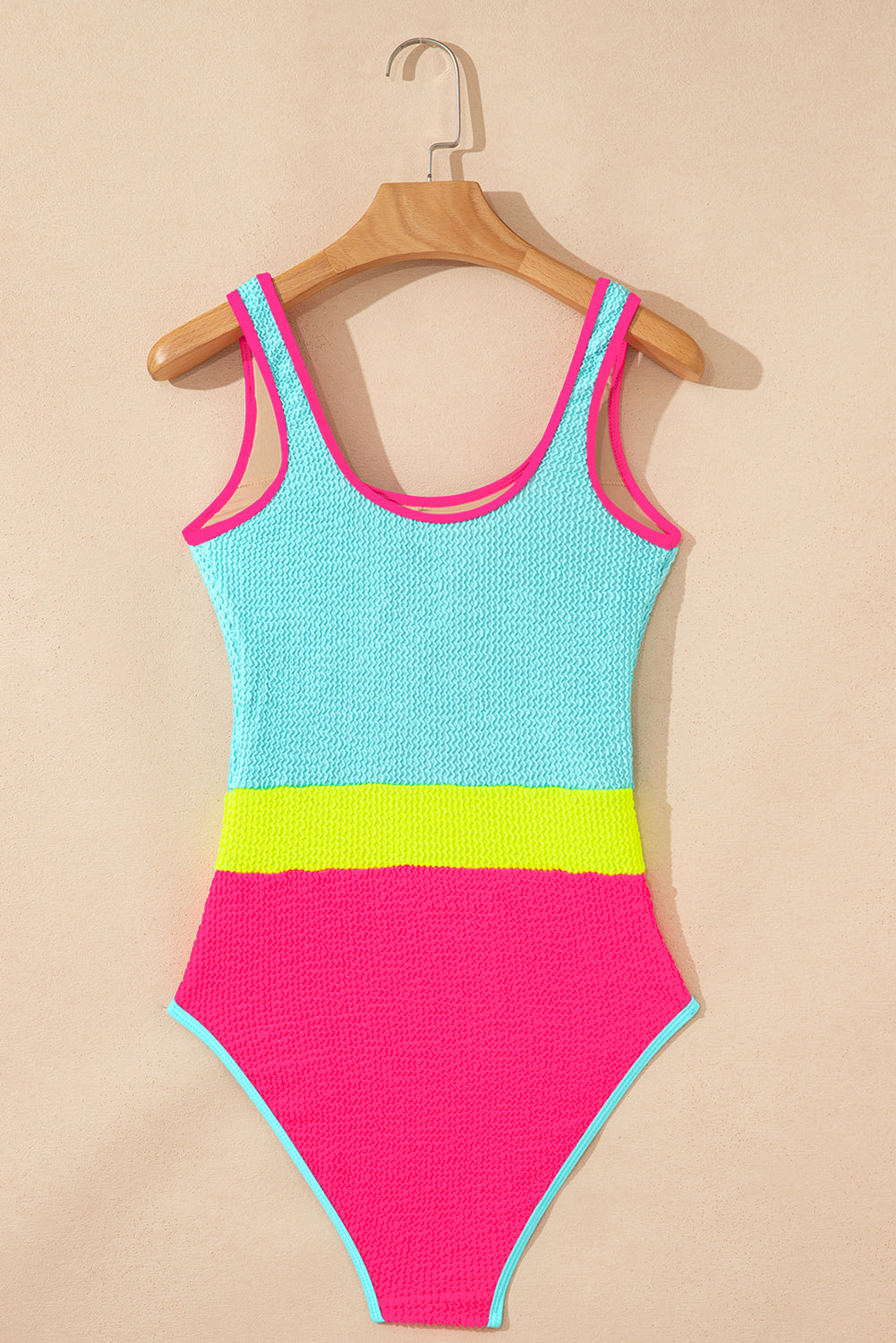 Traje de baño de una pieza con bloques de color y textura rojo rosa
