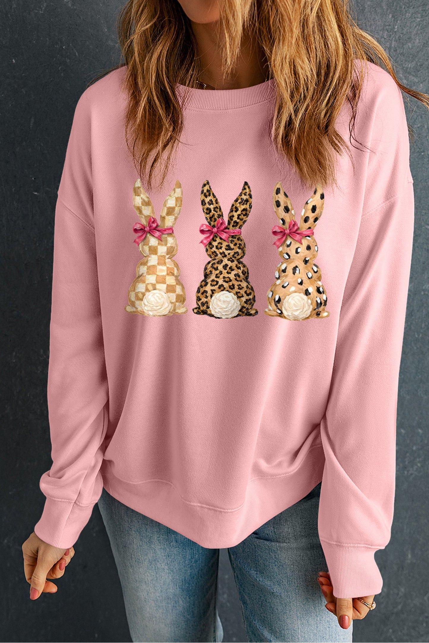 Sudadera con estampado de leopardo y cuadros rosas y hombros caídos de conejo de Pascua