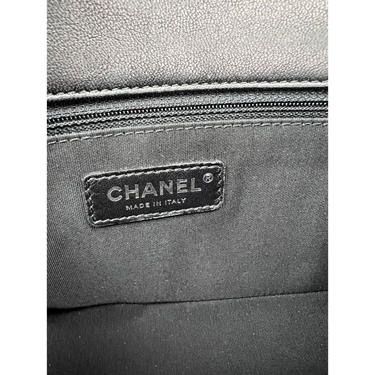 Bolso con solapa mediano acolchado de piel de cordero y plexiglás de Chanel color Cuba