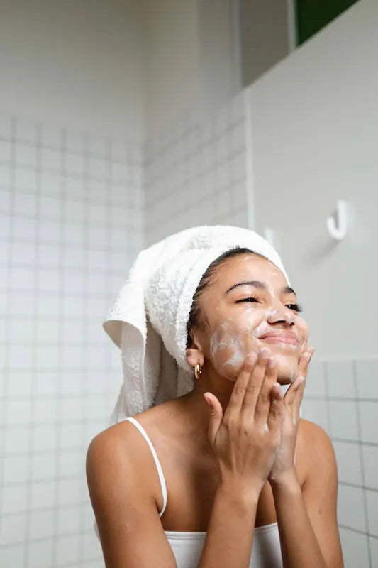 Limpiador facial espumoso de lavanda búlgara y mandarina con aceite de almendras dulces + extracto de lavanda