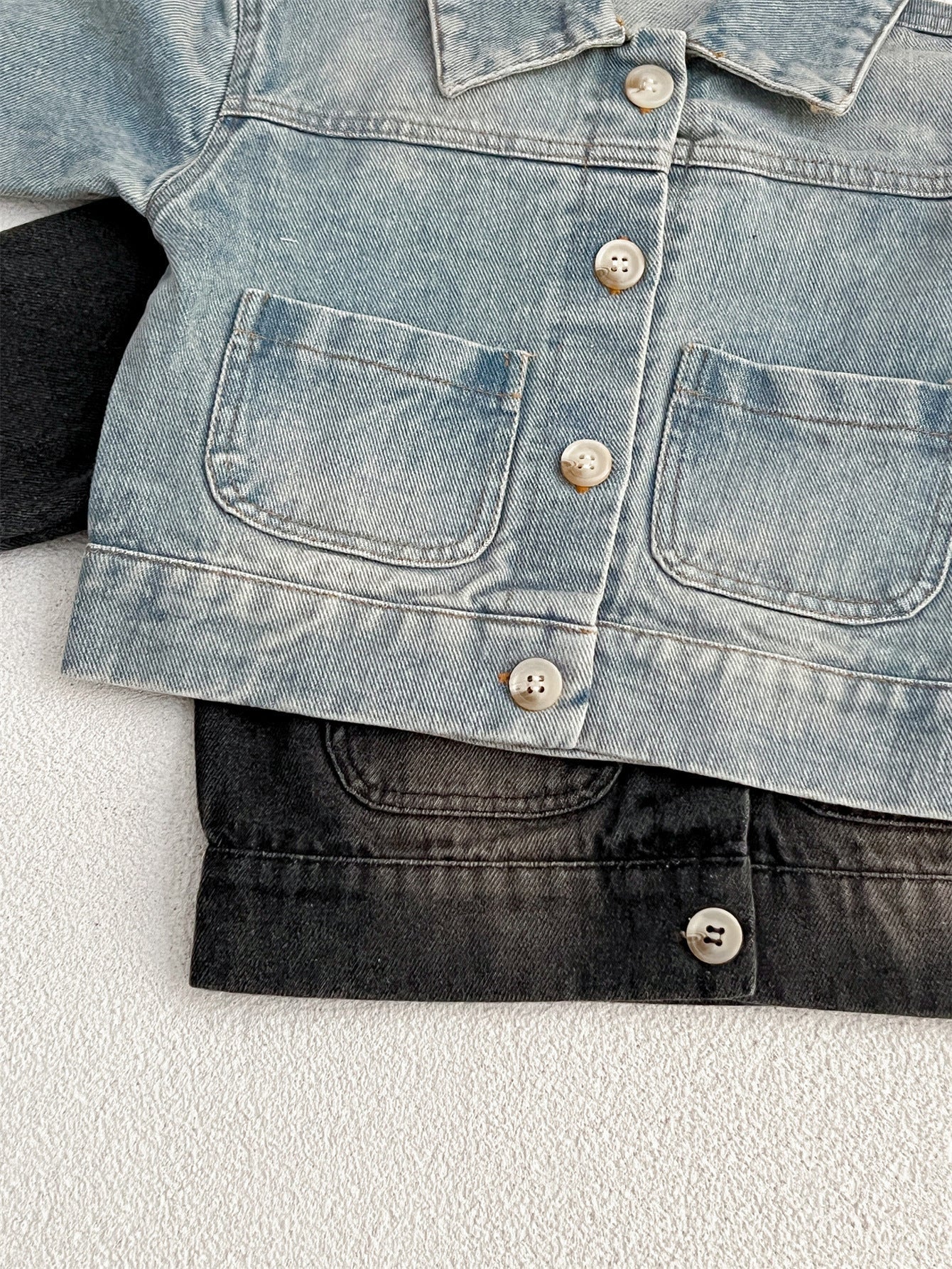 Abrigo de mezclilla con cuello vuelto, diseño abotonado y estilo lavado para bebés y niños