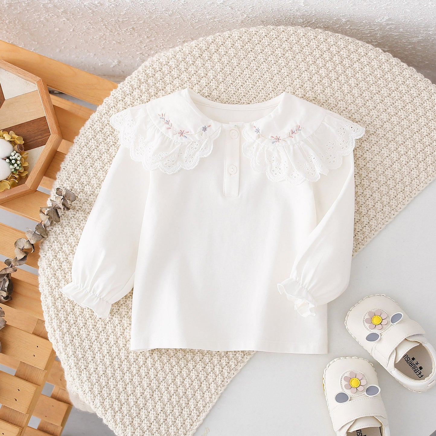 Camisa de otoño para niñas, con cuello Peter Pan, manga corta, color liso y bordado floral.