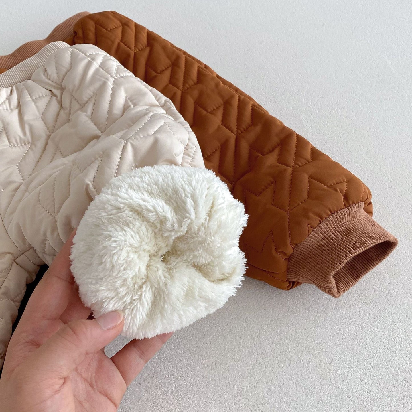 Conjuntos lindos de abrigo de manga larga con estampado de patas de osito para bebés y pantalones gruesos de invierno