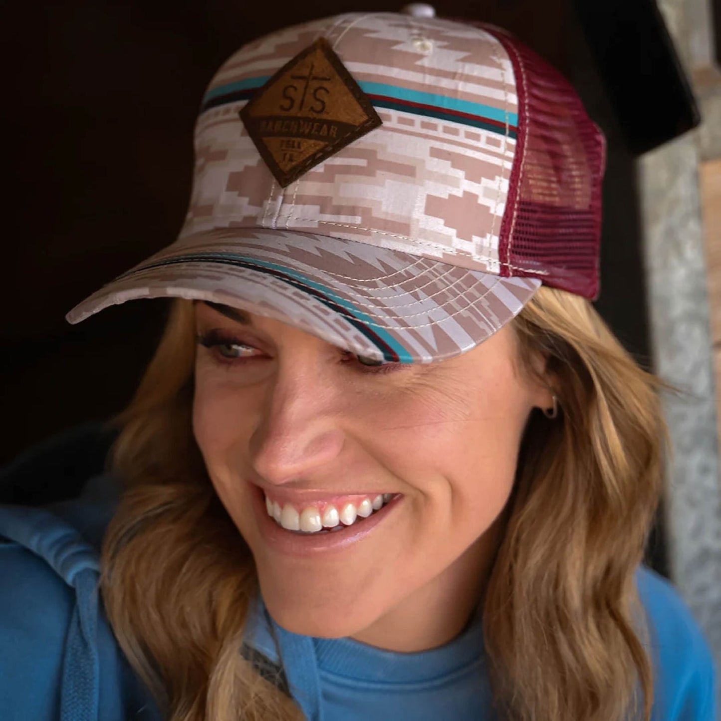 Gorra trucker tipo western con parche de diamante STS