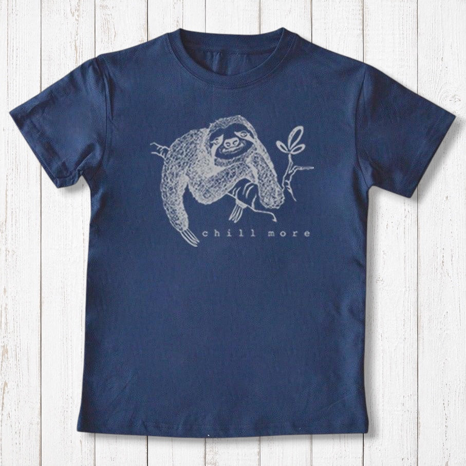Camiseta infantil "Relájate más" con un perezoso